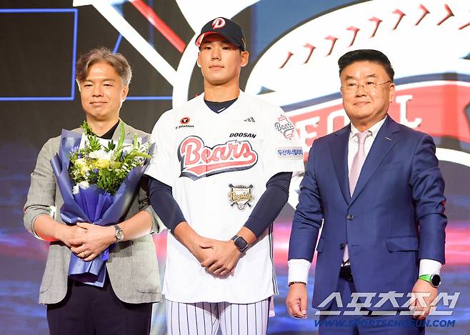 2027 KBO 신인 드래프트가 21일 서울 송파구 롯데호텔 월드 크리스탈볼룸에서 열렸다. 두산에 1라운드 지명된 서울고 김지우가 김태룡 단장과 기념촬영을 하고 있다. 잠실=박재만 기자 pjm@sportschosun.com/2026.09.21/