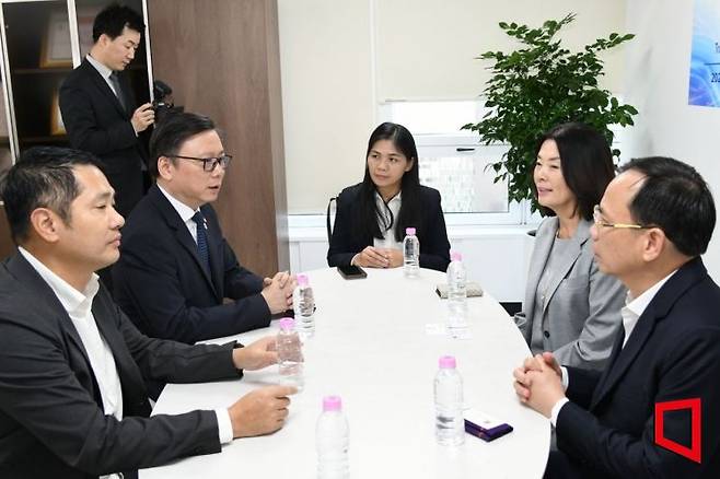 손하은 한국AI블록체인과학기술협회, 봄 재단 이사장(오른쪽 두 번째)응우옌 타인 홍다낭시 과학기술국장(오른쪽 첫 번째)이 여의도 한국AI블록체인과학기술협회 사무국에서 베트남 (유) 테크노브릿지 대표이사와 부사장 참사관(왼쪽 첫번째 부사장 참사관, 두번째 대표이사)과 차담회를 나누고 있다[사진=권병건 기자]