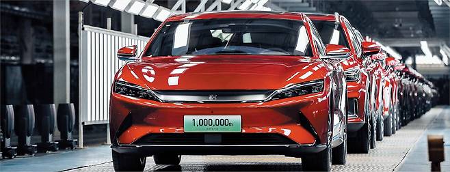 중국 선전의 BYD 공장에서 준대형 전기 세단 ‘한’을 생산하는 모습. 도널드 트럼프 미국 대통령이 “중국 업체가 미국에 공장을 짓고 미국인을 고용한다면 자동차 생산을 허용할 수 있다”고 밝히면서 미국에 진출한 자동차 기업에 초비상이 걸렸다. /BYD