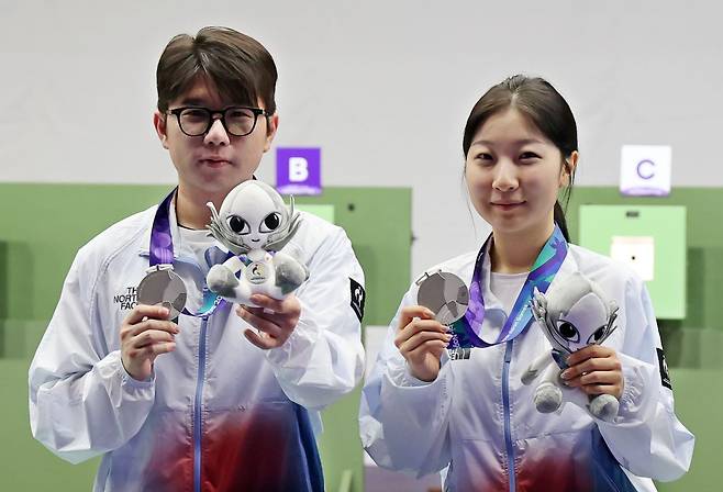 10m 공기소총 혼성 단체전에서 은메달을 합작한 박하준(왼쪽)과 반효진. /연합뉴스