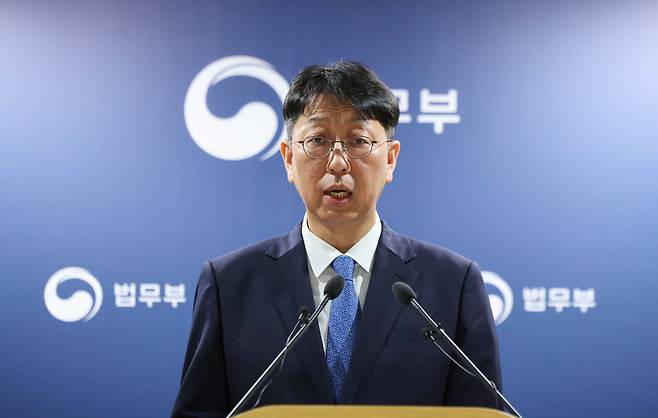 이응철 법무부 검찰국장이 22일 경기도 정부과천청사 법무부에서 공소청 직제안 관련 브리핑을 하고 있다. 연합뉴스