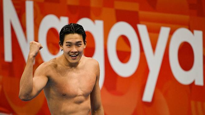 김영범이 21일 일본 도쿄 아쿠아틱스센터에서 열린 2026 아이치·나고야 아시안게임 수영 남자 자유형 50m 결선에서 21초66의 대회 신기록으로 금메달을 확정한 뒤 경기장을 나서며 관중석을 향해 주먹을 들어 보이고 있다. 도쿄=하상윤 기자