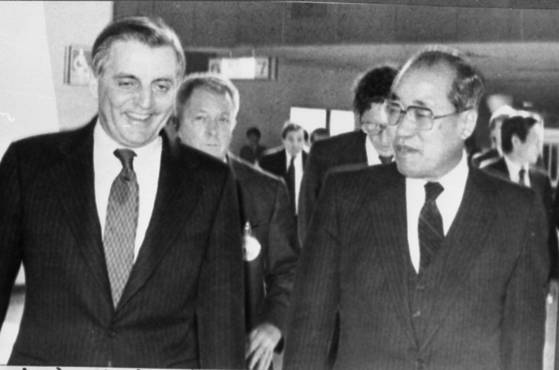 1981년 걸프 오일에 대한 한국 정부의 과세 문제와 관련하여 전 미국 부통령 월터 먼데일(왼쪽)이 한국에 방문해 노신영 외무장관의 영접을 받고 있다. [중앙포토]