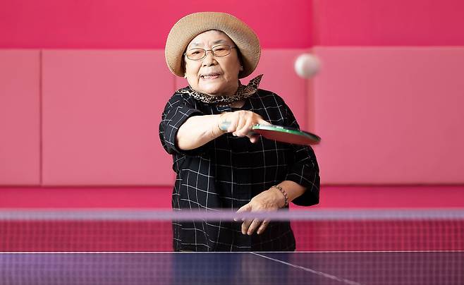 박영희씨가 지난달 9일 경기도 광명시의 한 탁구장에서 탁구를 치고 있다. 그는 50대에 찾아온 유방암과 피부암을 이겨내고 건강한 노년을 즐기고 있다. 우상조 기자