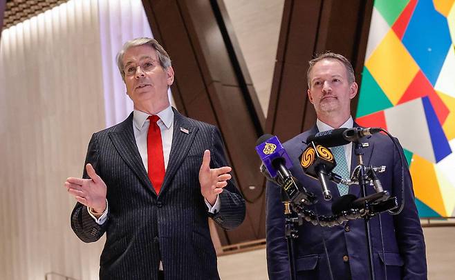 현지시간 20일 미국 뉴욕에서 중국의 허리펑 부총리와 회담을 마친 후 열린 언론 브리핑에서 스콧 베센트 미국 재무장관이 발언하고 있다. 옆에는 제이미슨 그리어 미국 무역대표. AFP=연합뉴스