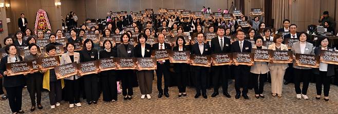 ▲ 강원도 여성 정치인 화합 교례회가 21일 춘천 스카이컨벤션에서 경민현 강원도민일보 사장, 여중협 도행정부지사, 박길선 강원도의장, 강삼영 도교육감, 육동한 춘천시장, 강원도의원과 각 지역 시군의회 의장단 및 의원들이 참석한 가운데 열렸다. 참석자들이 ‘특별한 강원자치, 여성의 힘으로!’라는 주제로 피켓 퍼포먼스를 하고 있다.  김정호 기자