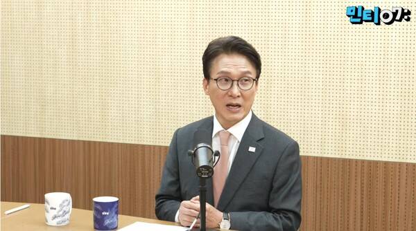 ▲김민석 더불어민주당 대표가 2026년 9월22일 유시민 작가의 신발 속 돌멩이 발언을 두고 이것도 멸칭 아니냐는 민주TV 진행자의 질의에 당사자가 희롱이라 생각하면 희롱이라면서도 역지사지하고 절제하하자고 답하고 있다. 사진=민주당TV 영상 갈무리