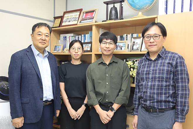 한국생명공학연구원 바이오신약중개연구센터 연구팀. 맨 왼쪽이 연구책임자인 김장성 박사, 맨 오른쪽은 한태수 박사. [사진=한국생명공학연구원]