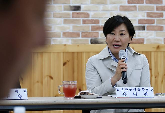 송미령 농림축산식품부 장관이 22일 오후 충남 홍성 문당환경 정보화 마을을 찾아 농지전수조사와 관련한 현장 농업인 간담회를 하고 있다. [연합뉴스]