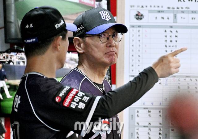 13일 오후 경기도 수원시 수원KT위즈파크에서 진행된 '2026 프로야구 KBO리그' KT위즈와 롯데자이언츠의 경기. KT 이강철 감독이 코치와 이야기를 나누고 있다./마이데일리