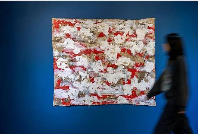이인섭 (1952_2026) Eternal Flux, Oakwood ash and Mixed media on burlap,  2025, 써포먼트 갤러리 *재판매 및 DB 금지