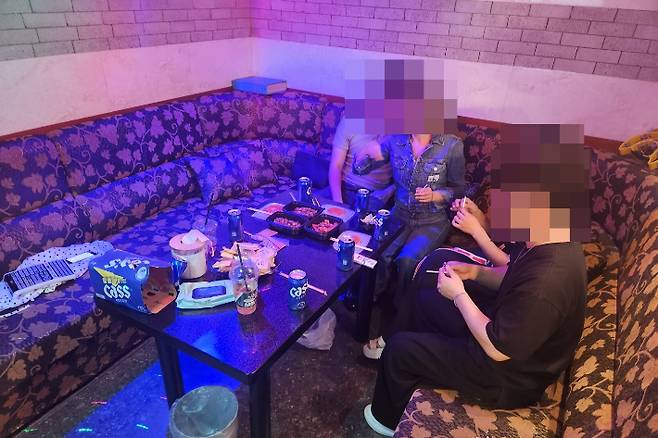 노래연습장 주류판매 및 도우미 단속 현장. 경기남부경찰청 제공