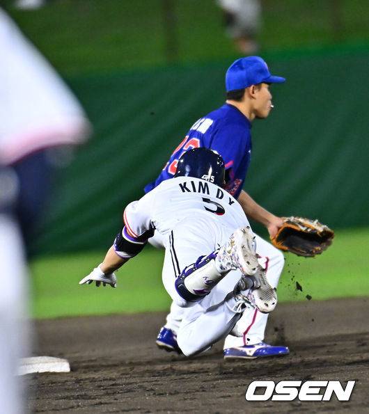 [OSEN=오카자키(일본), 박준형 기자]  21일 오후 일본 아이치현 오카자키 중앙종합공원 야구장에서 2026 아이치-나고야 아시안게임 한국과 대만의 B조 조별예선 1차전이 진행됐다.대회 5연패에 도전하는 한국 야구대표팀은 KBO리그를 대표하는 토종 에이스 곽빈을 선발로 내세웠다. 8회말 선두타자 김도영이 2루타를 날리고 2루에 슬라이딩을 하고 있다.  2026.09.21 / soul1014@osen.co.kr