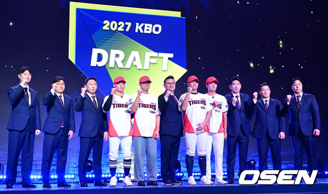 [OSEN=최규한 기자] 21일 오후 서울 잠실동 롯데호텔 월드 크리스탈볼룸에서 ‘2027 KBO 신인드래프트’가 열렸다. 이번 신인드래프트는 2025시즌 순위의 역순에 따라 키움 히어로즈, 두산 베어스, KIA 타이거즈, 롯데 자이언츠, KT 위즈, NC 다이노스, 삼성 라이온즈, SSG 랜더스, 한화 이글스, LG 트윈스 순서로 1라운드부터 11라운드까지 지명할 수 있다. KIA 1라운드 경남고 이호민을 비롯한 드래프트 지명자들과 심재학 단장을 비롯한 구단 관계자들이 기념촬영을 있다. 2026.09.21 / dreamer@osen.co.kr