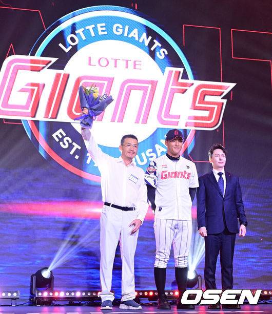 [OSEN=최규한 기자] 21일 오후 서울 잠실동 롯데호텔 월드 크리스탈볼룸에서 ‘2027 KBO 신인드래프트’가 열렸다.&nbsp;이번 신인드래프트는 2025시즌 순위의 역순에 따라 키움 히어로즈, 두산 베어스, KIA 타이거즈, 롯데 자이언츠, KT 위즈, NC 다이노스, 삼성 라이온즈, SSG 랜더스, 한화 이글스, LG 트윈스 순서로 1라운드부터 11라운드까지 지명할 수 있다.&nbsp;서울디자인고 박근서가 전체 4번으로 롯데 자이언츠에 지명된 뒤 박준혁 단장과 기념촬영을 하고 있다. 2026.09.21 / dreamer@osen.co.kr