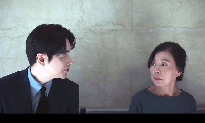 ** 로또 1등, 퇴사 대신 출근?! <strong>13억</strong> 당첨이 선물한 '화낼 자유'의 의미
**