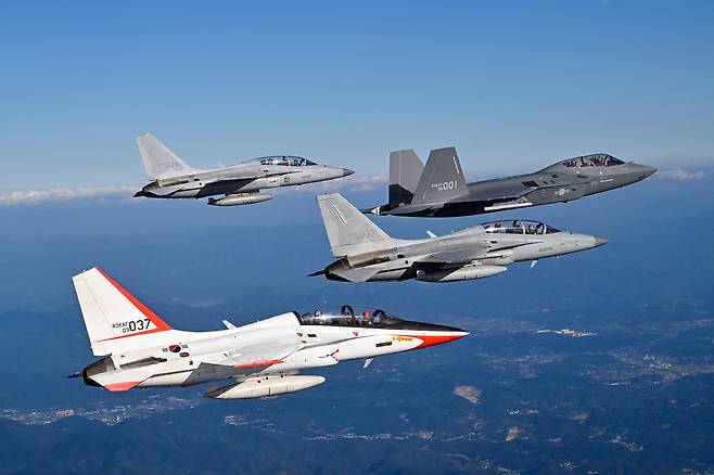 [사천=뉴시스] 국산 전투기 KF-21 보라매 001호기가 22일 FA-50, TA-50, T-50 등 국산항공기들의 환영을 받으며 예천기지로 향하고 있다. 앞에서 부더 T-50, FA-50, KF-21, TA-50. (사진=공군본부 제공) 2026.09.22. photo@newsis.com *재판매 및 DB 금지