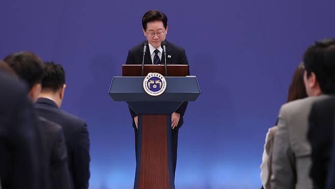이재명 대통령이 9월18일 청와대 영빈관에서 기자회견을 마친 후 인사하고 있다. ⓒ연합뉴스