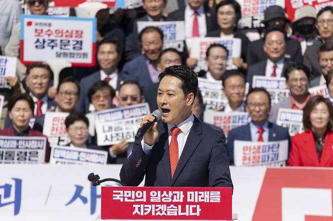 장동혁 대표가 22일 국회 본청 앞에서 열린 이재명 정권 실정 대국민 보고대회에서 정권 규탄 구호를 외치고 있다.&nbsp;ⓒ연합뉴스