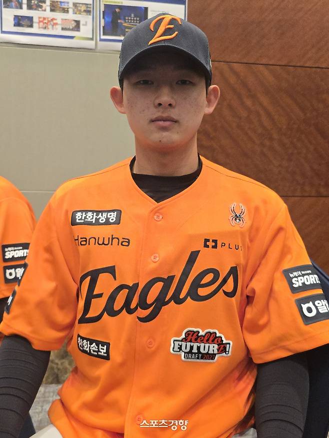 설악고 민주홍이 지난 21일 2027 KBO 드래프트에서 1라운드 9순위로 한화에 지명된 후 인터뷰하고 있다. 이두리 기자