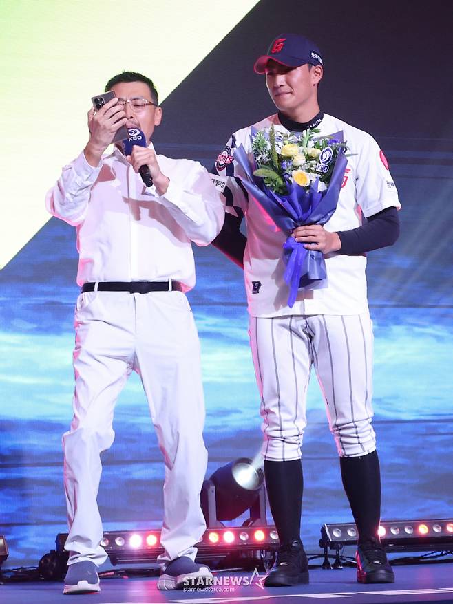 '2027 KBO 신인 드래프트'가 21일 서울 송파구 롯데호텔 월드 크리스탈볼룸에서 열렸다.  박근서(서울디자인고)가 전체 4순위로 롯데에 지명되자 아버지가 라밤바 댄스로 기쁨을 표현하고 있다. /사진=김진경 kim.jinkyung@