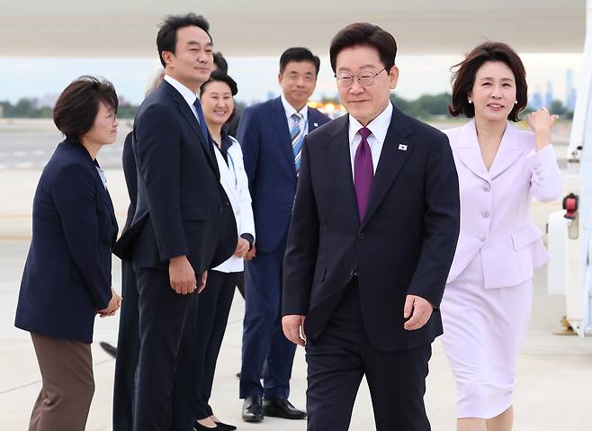 이재명 대통령과 김혜경 여사가 21일(현지시간) 미국 뉴욕 JFK 국제공항에 도착한 공군 1호기에서 내려 차량으로 이동하고 있다. 연합뉴스