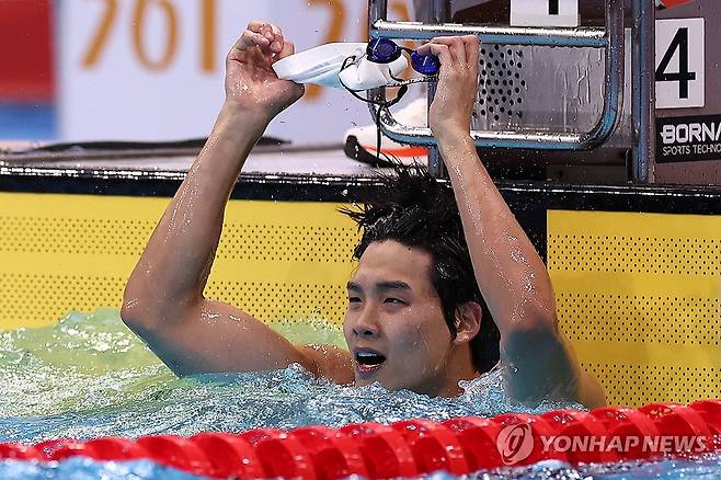 김영범 ‘신성 등장’ (도쿄=연합뉴스) 윤동진 기자 = 21일 도쿄 아쿠아틱스 센터에서 열린 2026 아이치·나고야 아시안게임 수영 남자 50m 개인 자유형 결승. 1위로 결승선을 통과한 한국 김영범이 결과를 확인하고 있다. 2026.9.21 mon@yna.co.kr