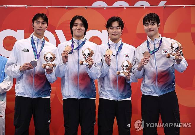 남자 계영 800ｍ 동메달 (도쿄=연합뉴스) 윤동진 기자 = 21일 도쿄 아쿠아틱스 센터에서 열린 2026 아이치·나고야 아시안게임 수영 남자 800m 자유형 계영 결승에서 동메달을 획득한 김준우(왼쪽부터), 김우민, 이호준, 황선우가 메달을 들고 기념촬영을 하고 있다. 2026.9.21 mon@yna.co.kr