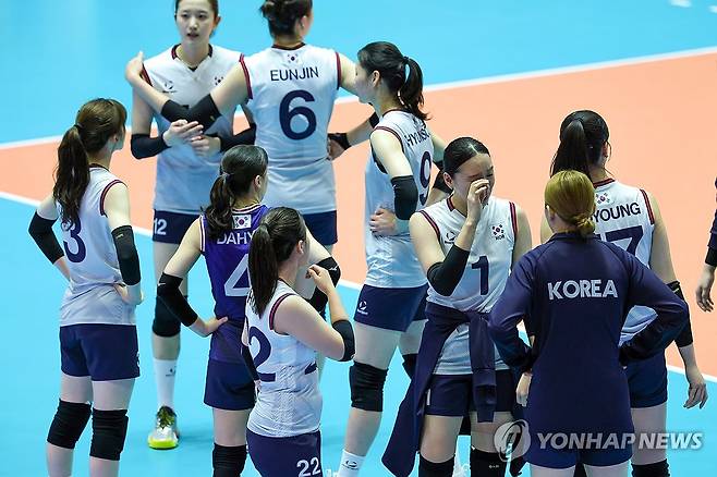 메달 획득 실패에 아쉬워하는 여자 배구 대표팀 (고마키[일본]=연합뉴스) 서대연 기자 = 22일 일본 아이치현 파크 아레나 고마키에서 열린 2026 아이치·나고야 아시안게임 여자 배구 대한민국과 태국의 동메달 결정전.
     세트점수 0-3으로 패하며 메달 획득에 실패한 대한민국 대표팀 선수들이 아쉬워하고 있다. 2026.9.22 dwise@yna.co.kr