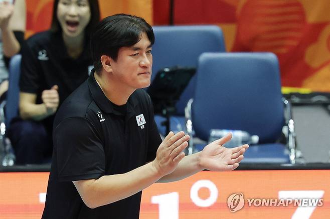 선수들 격려하는 차상현 감독 (고마키[일본]=연합뉴스) 서대연 기자 = 22일 일본 아이치현 파크 아레나 고마키에서 열린 2026 아이치·나고야 아시안게임 여자 배구 대한민국과 태국의 동메달 결정전.
     대한민국 차상현 감독이 선수들을 격려하며 박수를 치고 있다. 2026.9.22 dwise@yna.co.kr