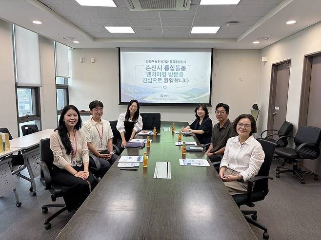 ◇춘천시가 지난달 시청에서 양평군 노인복지과 통합돌봄팀 관계자들과 간담회를 갖고 통합돌봄 사업 추진 현황과 주요 서비스, 운영 과정에서의 경험을 나누는 모습. 이날 춘천시는 노인과 심한 장애인(지체·뇌병변)을 대상으로 개인의 복합적인 돌봄 수요에 맞춰 서비스를 연계하는 읍면동 단일창구 운영 현황을 설명했다.