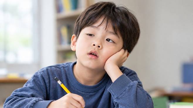 선천성 안검하수 안동에서 ADHD 진단율이 일반 아동보다 약 3배 높다는 연구 결과가 나왔다 | 출처: Chat GPT 생성