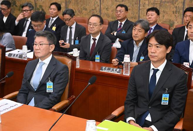 정몽규-홍명보, 대한축구협회 청문회 출석      (서울=연합뉴스) 정몽규 전 대한축구협회장(왼쪽)과 홍명보 전 축구대표팀 감독이 30일 국회 문화체육관광위원회에서 열린 대한축구협회 현안 관련 청문회에 증인으로 출석해 있다. 2026.7.30 [국회사진기자단]
