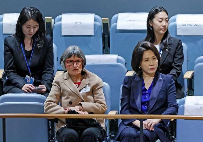 김혜경 여사가 22일(현지시간) 미국 뉴욕 유엔본부 총회장에서 이재명 대통령의 기조연설을 듣고 있다. 2026.9.23 연합뉴스