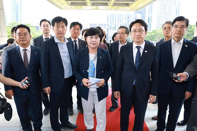 더불어민주당 한병도 원내대표, 국회 법제사법위원회 서영교 위원장 등이 23일 조희대 대법원장의 대법관 재제청 거부 관련 서울 서초구 대법원을 항의 방문하고 있다. /남강호 기자