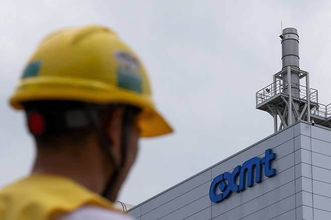 중국 베이징에 있는 창신메모리테크놀로지(CXMT) 생산시설 앞을 한 작업자가 지나고 있다./로이터연합뉴스