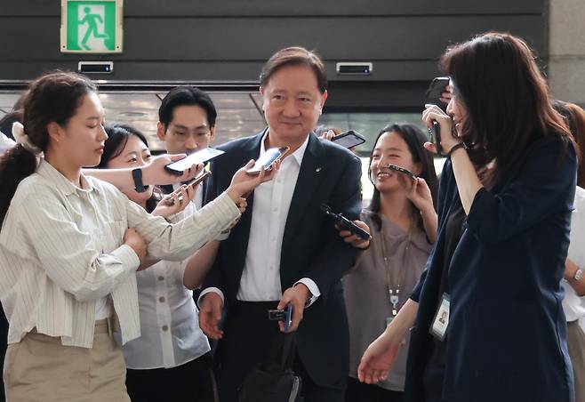 이찬진 금융감독원장이 23일 서울 여의도 금융감독원에서 진행된 8개 금융지주(KB국민, 신한, 하나, 우리, 농협, iM, BNK, JB) 회장과의 간담회를 위해 이동하고 있다. 뉴시스