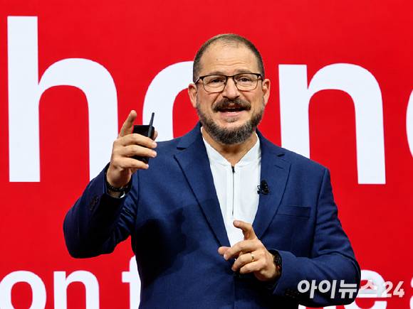크리스티아노 아몬 퀄컴 최고경영자(CEO)가 22일(현지시간) 오전 하와이 마우이에서 열린 퀄컴 최대 연례 행사 '스냅드래곤 서밋 2026'에서 기조연설하고 있다. [사진=안세준 기자]