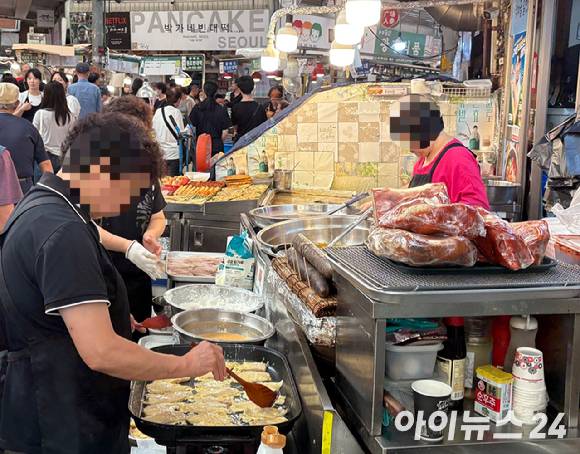 서울의 한 전통시장에서 전을 판매하는 가게들이 손님맞이로 분주하다. [사진=설래온 기자 ]