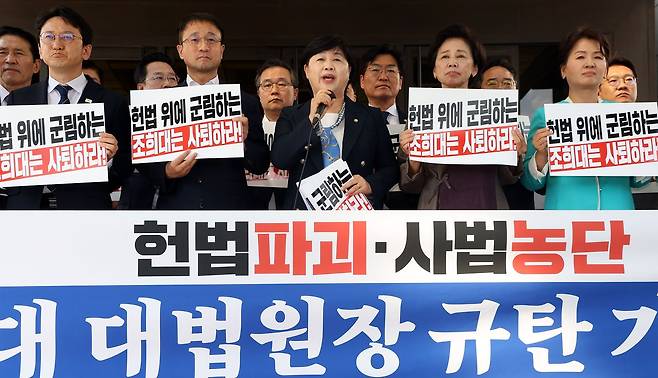 (서울=뉴스1) 김명섭 기자 = 한병도 더불어민주당 원내대표, 서영교 국회 법사위원장 등 더불어민주당 국회의원들이 23일 서울 서초구 대법원에서 조희대 대법원장의 재제청 거부 관련 항의 방문에 앞서 기자회견을 하고 있다.  2026.9.23/뉴스1