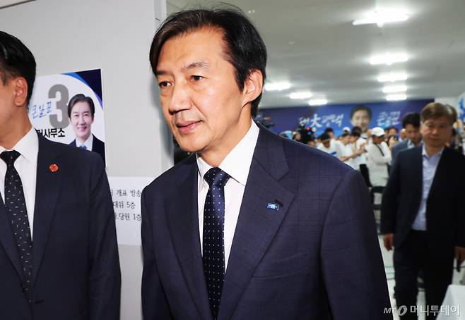 [평택=뉴시스] 김종택 기자 =경기 평택을 국회의원 재선거에 출마한 조국혁신당 조국 후보가 4일 경기도 평택시 선거사무소에서 선거 패배를 인정한 후 캠프를 나서고 있다. (공동취재) 2026.06.04. photo@newsis.com /사진=