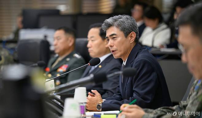 [서울=뉴시스] 강신철 국방부장관이 22일 오후 취임 직후 첫 공식 일정으로 합참 작전지휘실에서 전군 주요지휘관회의를 주관하고 있다.(사진=국방부 제공) 2026.09.22. photo@newsis.com *재판매 및 DB 금지