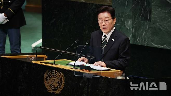 [뉴욕=뉴시스] 김진아 기자 = 이재명 대통령이 22일(현지 시간) 미국 뉴욕 유엔 본부에서 열린 제81차 유엔 총회에서 기조연설을 하고 있다. 2026.09.23. bluesoda@newsis.com