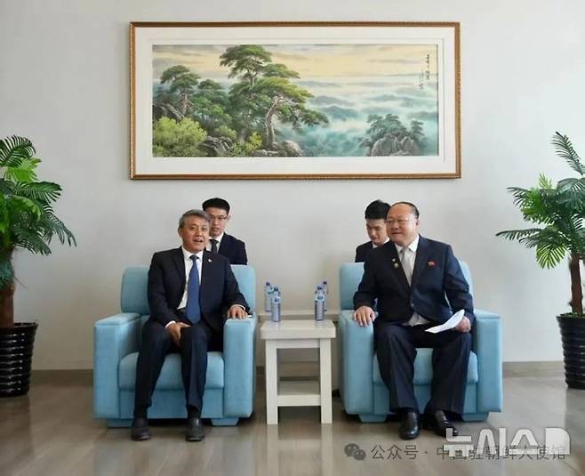 [베이징=뉴시스] 왕야쥔 주북한 중국대사는 23일 북한 함경북도 청진시에서 박명호 함경북도 인민위원장과 접견했다고 주북 중국대사관이 밝혔다.(사진=주북한 중국대사관 위챗 계정 갈무리) 2026.09.23 photo@newsis.com