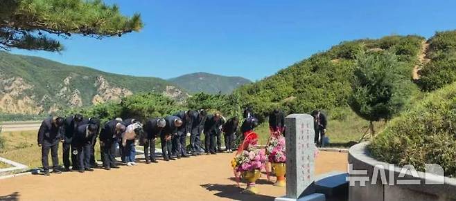 [베이징=뉴시스] 왕야쥔 주북한 중국대사는 22일 오전 두만강 인근 접경지역인 함경북도 온성군에 있는 중국인민지원군 열사묘를 참배했다고 주북 중국대사관이 밝혔다.(사진=주북한 중국대사관 위챗 계정 갈무리) 2026.09.23 photo@newsis.com