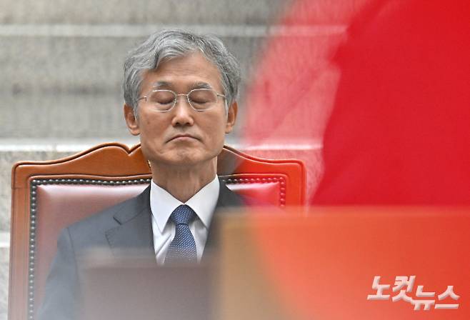 조희대 대법원장이 21일 오후 서울 서초구 대법원에서 열린 김성수 대법관 취임식에서 생각에 잠겨 있다. 황진환 기자