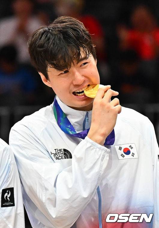 [OSEN=나고야(일본), 박준형 기자] 대한민국 남자농구대표팀이 개최국 일본을 꺾고 12년 만에 아시아 정상으로 돌아왔다. 아시안게임 남자농구 역사상 처음 열린 결승 한일전의 승자는 한국이었다.니콜라스 마줄스 감독이 이끄는 한국은 20일 일본 나고야 IG 아레나에서 열린 2026 아이치·나고야 아시안게임 남자농구 결승에서 일본을 65-57로 제압했다.이현중이 포즈를 취하고 있다.     2026.09.20 / soul1014@osen.co.kr
