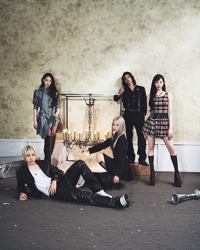On the 22nd, The Black Label unveiled teaser photos for All Day Projects (Annie, Tarzan, Bailey, Woochan, and Youngseo) second EP, CRASH, on their official social media.The five members in the photos have chosen a different direction from the image they displayed in their previous activities. With classic styling and static poses, they created a calm yet weighty atmosphere.The background and props also contribute to this concept. By adding toned-down colors to a vintage space, they created a unique, subtle tension. The change was made by emphasizing the individual moods of each member rather than flashy movements or intense expressions.Ahead of the new album, the tracks included in the album were also unveiled. All Day Project began their full-scale comeback activities by pre-releasing the music video for TALK on the 21st.TALK is a hip-hop track featuring a weighty beat. It is a song that continues All Day Projects distinctive musical color while offering a glimpse into the new endeavors that will unfold in their second EP.The Black Label unveiled teaser photos for All Day Projects second EP, CRASH, on their official social media. ALLDAY PROJECT, a co-ed group that debuted last June, consists of members Annie, Tarzan, Bailey, Woochan, and Youngseo. Having established their own unique music and performance style through their first EP, ALLDAY PROJECT, they are continuing their activities with this release, CRASH.Above all, it is interesting to note the contrast between the powerful sound of the pre-release track TALK and the static atmosphere of the teaser photos. It remains to be seen how ALLDAY PROJECT will connect these two images within the new album.Meanwhile, ALLDAY PROJECTs second EP, CRASH, will be released on various music streaming platforms on September 28 at 6 PM.