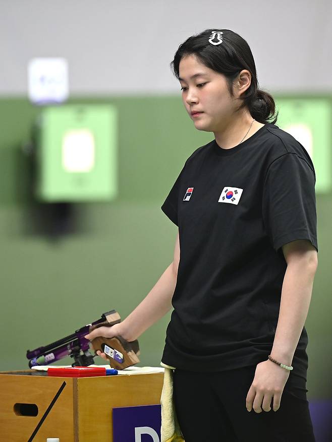 한국 사격대표팀 추가은이 23일 아이치현 종합사격장서 열린 2026아이치·나고야아시안게임 여자 10m 공기권총 개인전 금메달을 목에 걸었다. 도요타｜신화뉴시스