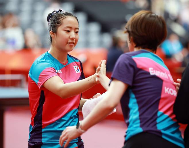 한국 탁구대표팀 신유빈(왼쪽)이 23일 스카이홀 도요타서 열린 2026아이치·나고야아시안게임 여자 단체전 준결승서 석은미 대표팀 감독과 손뼉을 마주치고 있다. 도요타｜뉴시스